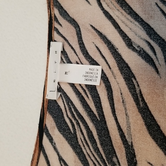 *LAST CHANCE ITEM!* Leith Tiger Print Maxi Dress w/ Button Down Front - Picture 5 of 8